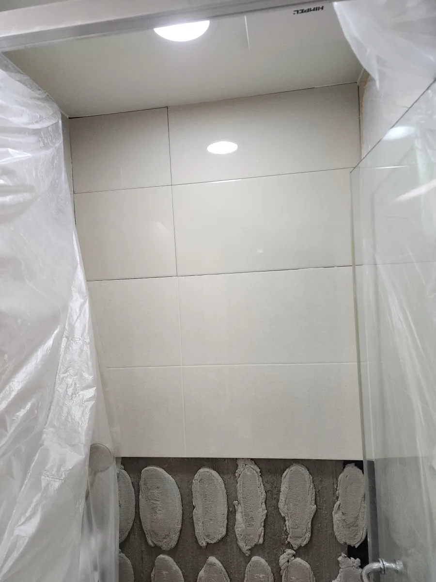 바닥타일 파손 부위 교체 전