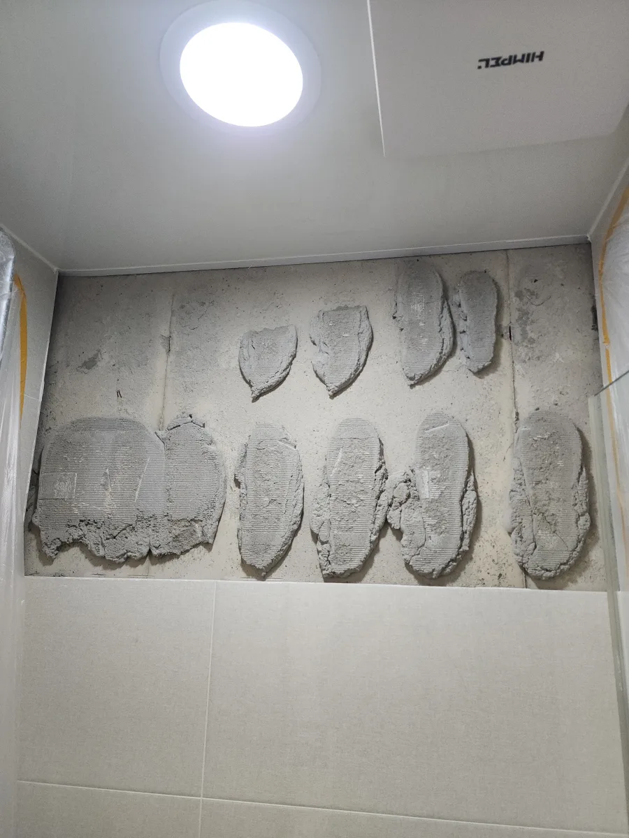 바닥타일 균열 보수 및 부분 교체 작업